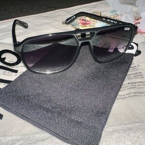 Quay Australia On The Fly Black Frame Sunglasses with Gradient Lenses - NEW